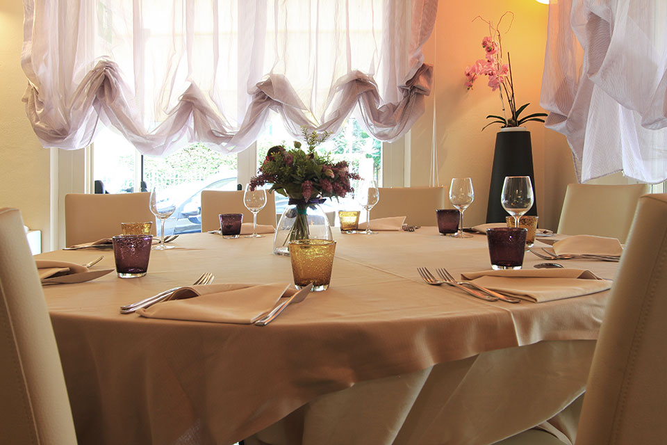 Blei Amethyst restaurant table